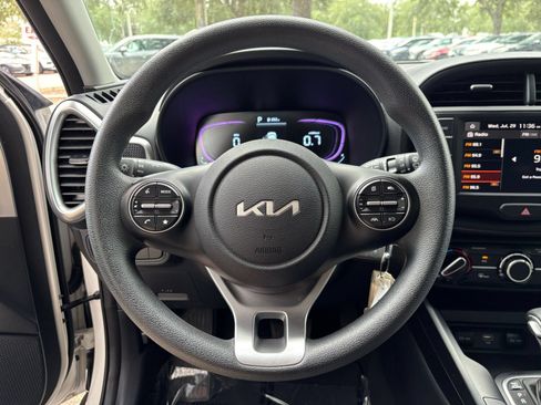Used 2025 Kia Soul LX w/ LX Technology Package FWD image 25