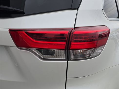Used 2019 Toyota Highlander Limited image 10