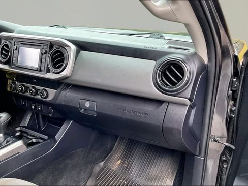 Used 2019 Toyota Tacoma SR5 AWD/4WD image 18