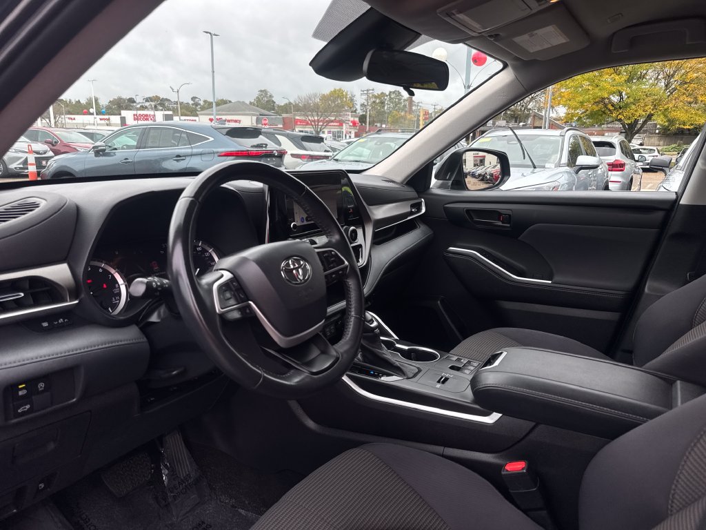 Used 2023 Toyota Highlander LE FWD image 15