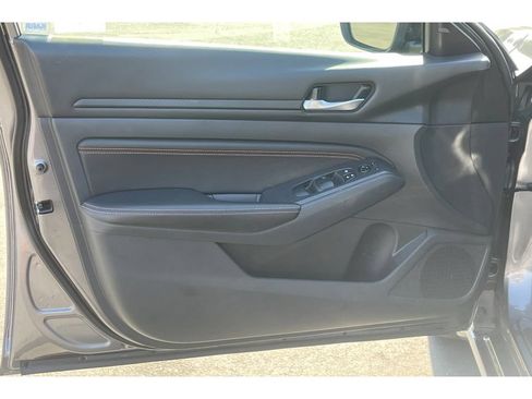 Used 2021 Nissan Altima 2.5 SR FWD image 12