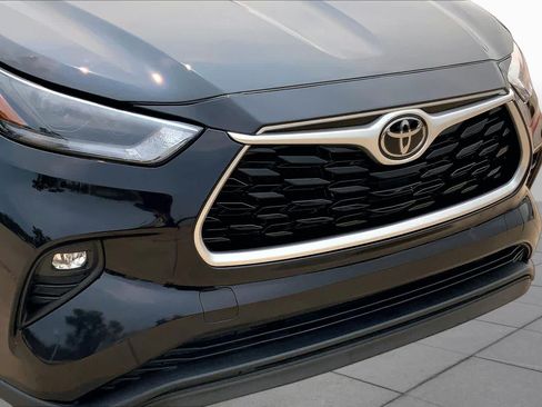Used 2021 Toyota Highlander XLE FWD image 30