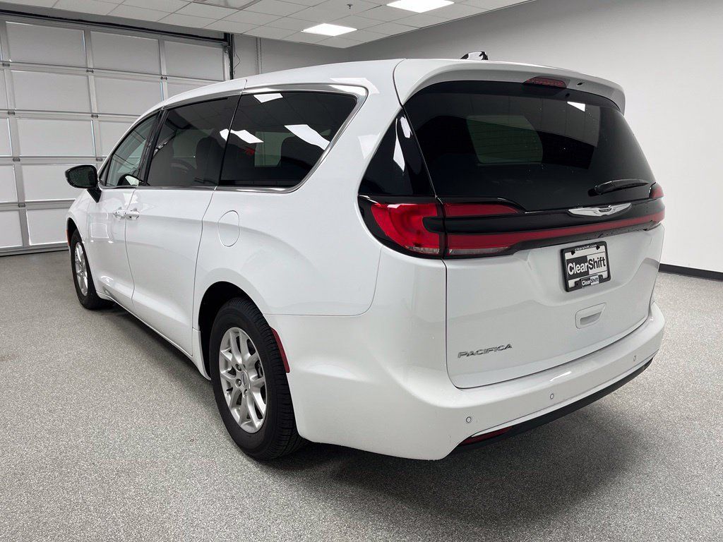 Used 2024 Chrysler Pacifica Touring-L FWD image 8