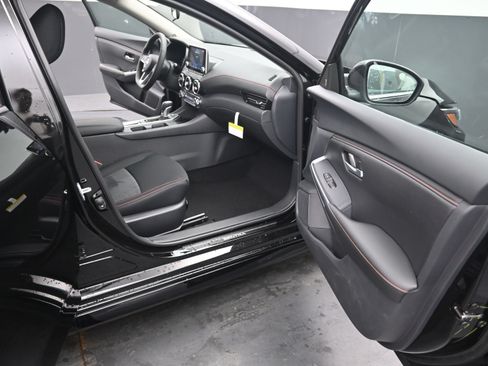 Certified 2025 Nissan Sentra SR FWD image 18