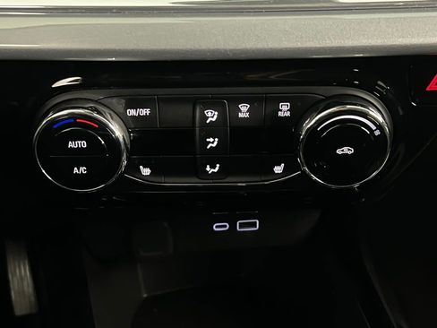 Used 2025 Chevrolet Trax LT w/ LT Convenience Package image 20