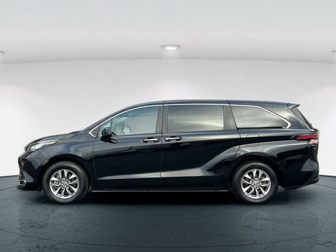 Used 2022 Toyota Sienna XLE image 3