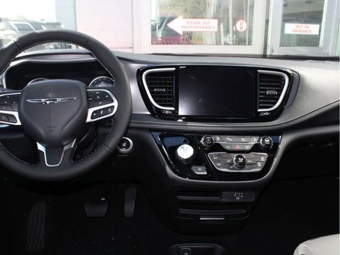 New 2026 Chrysler Pacifica Select image 24