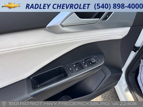 Used 2025 Volkswagen Taos SE AWD/4WD image 5