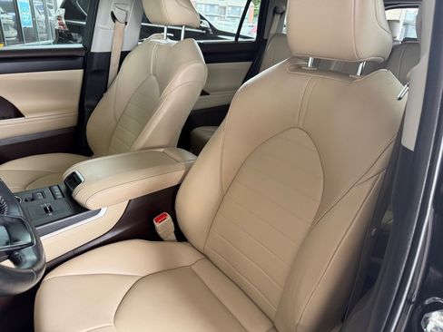 Used 2022 Toyota Highlander XLE FWD image 6