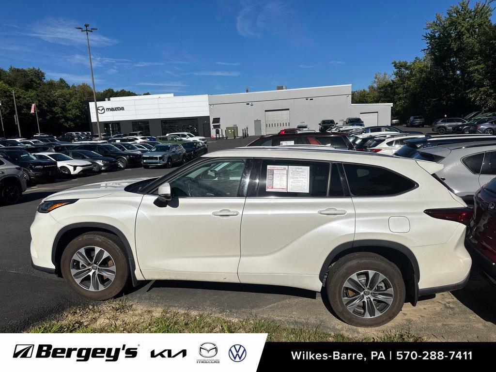 Used 2020 Toyota Highlander XLE AWD/4WD image 2