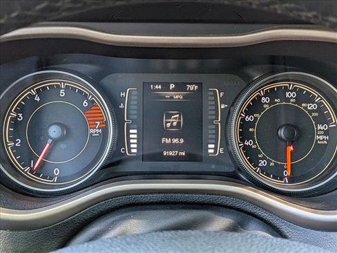 Used 2016 Jeep Cherokee Latitude w/ Cold Weather Group AWD/4WD image 11