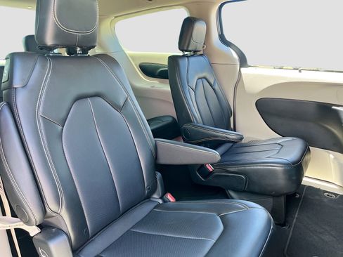 Used 2024 Chrysler Pacifica Touring-L FWD image 27