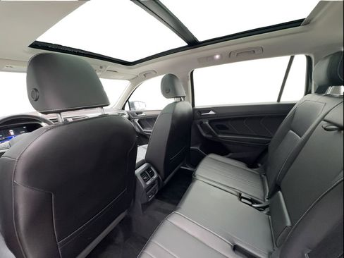 Used 2022 Volkswagen Tiguan SE w/ Panoramic Sunroof Package FWD image 25