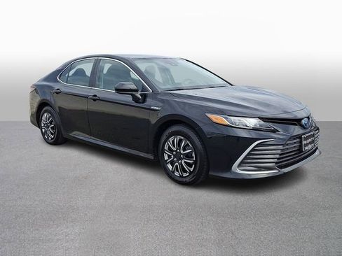 Used 2021 Toyota Camry LE image 3