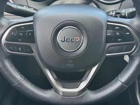 Used 2019 Jeep Cherokee Latitude w/ Cold Weather Group image 11