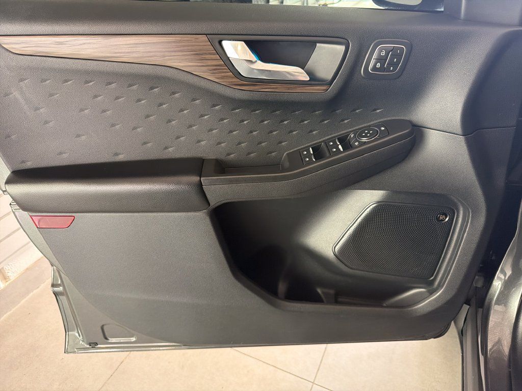 Used 2020 Ford Escape Titanium AWD/4WD image 14