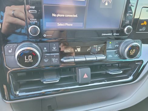 Used 2022 Toyota Highlander XLE FWD image 17