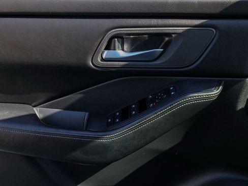 Used 2024 Nissan Rogue SV image 24