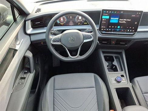 New 2025 Volkswagen Tiguan SE image 8