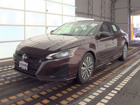 Used 2024 Nissan Altima 2.5 SV image 13