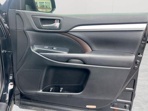 Used 2019 Toyota Highlander XLE AWD/4WD image 16