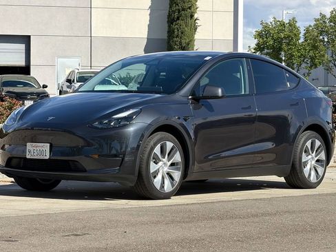 Used 2024 Tesla Model Y Long Range image 8