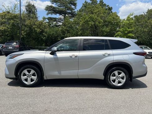 Used 2024 Toyota Highlander LE AWD/4WD image 10