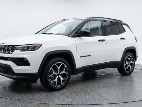 Used 2025 Jeep Compass Limited image 3