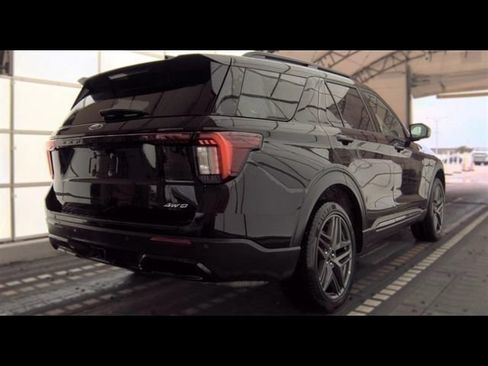 Used 2025 Ford Explorer ST-Line w/ ST-Line Street Pack AWD/4WD image 4