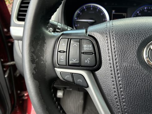 Used 2019 Toyota Highlander SE w/ Nightshade Edition AWD/4WD image 31