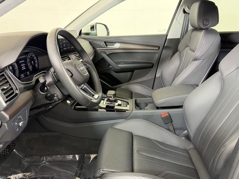 Used 2024 Audi Q5 e Premium w/ Convenience Package image 5