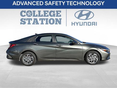 Used 2024 Hyundai Elantra SEL FWD image 8