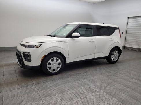 Used 2022 Kia Soul LX image 2