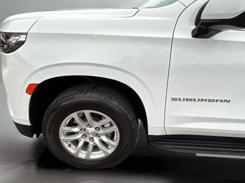 Used 2024 Chevrolet Suburban LT image 34