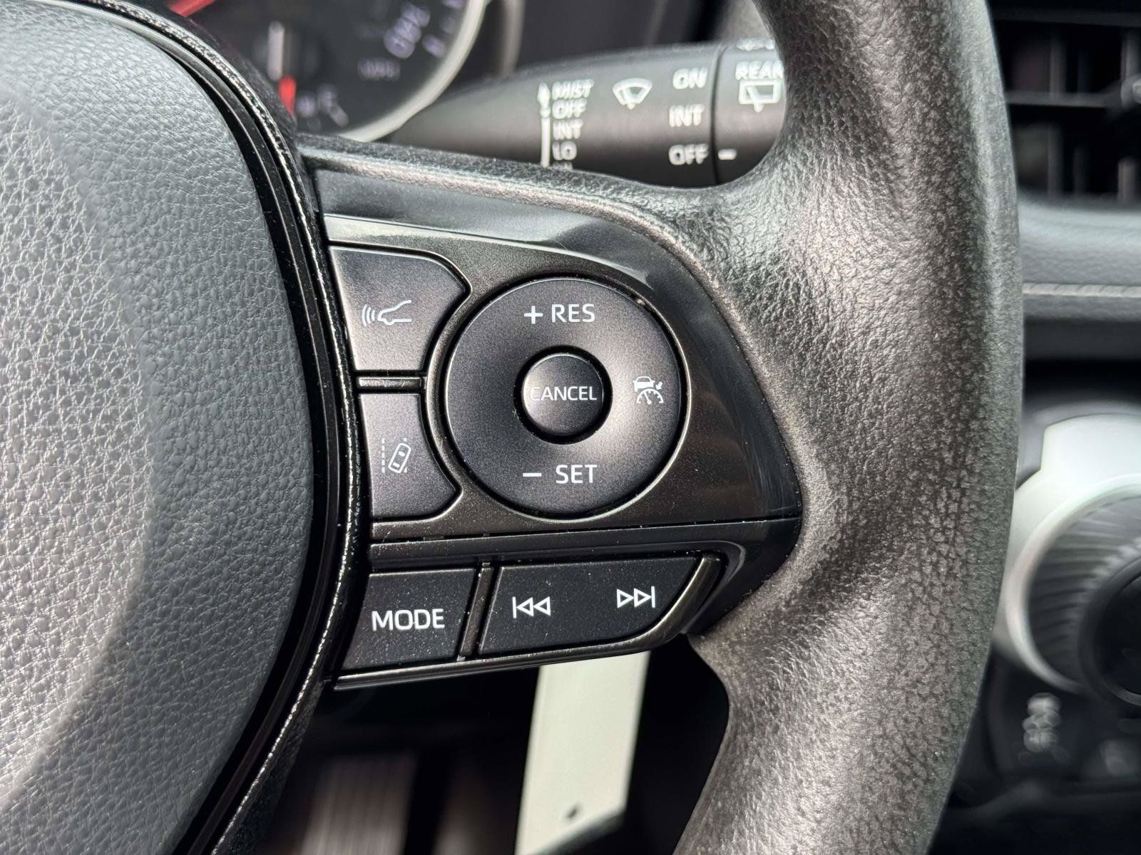 Used 2021 Toyota RAV4 LE AWD/4WD image 19