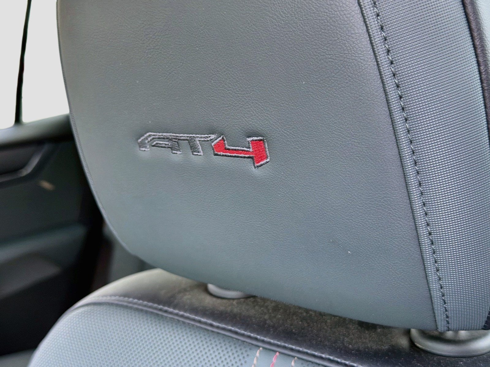 Used 2025 GMC Acadia AT4 AWD/4WD image 10
