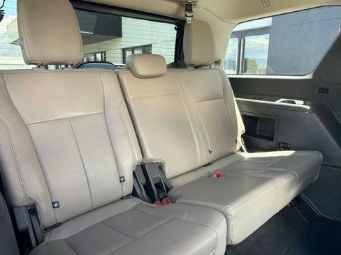 Used 2020 Ford Expedition XLT w/ Equipment Group 202A AWD/4WD image 18