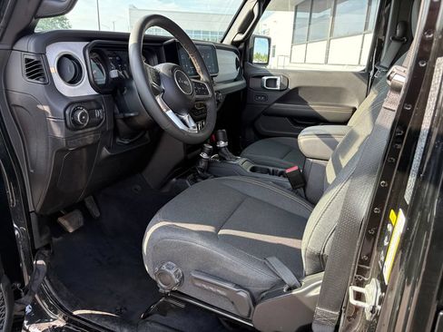 Used 2025 Jeep Wrangler Unlimited Sahara AWD/4WD image 14