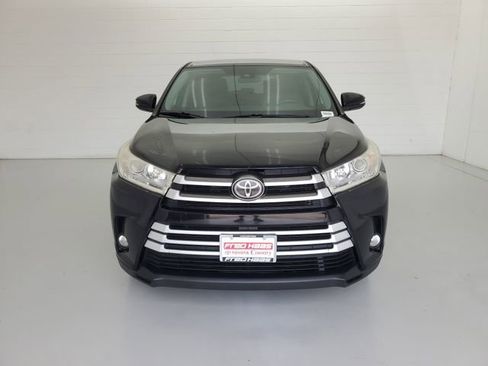 Used 2019 Toyota Highlander Plus FWD image 3