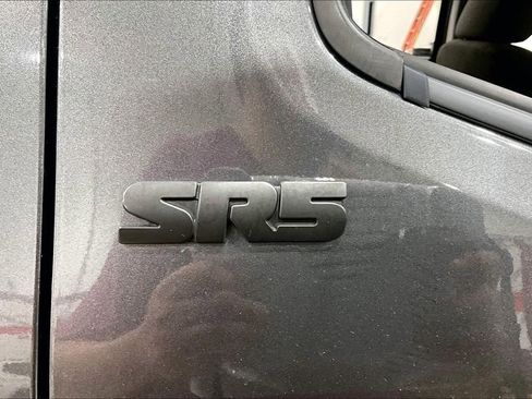 Used 2017 Toyota Tacoma SR5 w/ Tow Package AWD/4WD image 8