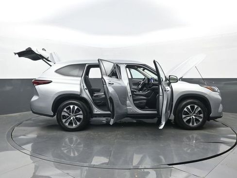 Used 2025 Toyota Highlander XLE image 33