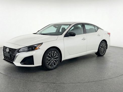 Used 2025 Nissan Altima 2.5 SV FWD image 3