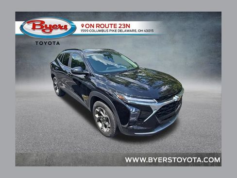Used 2025 Chevrolet Trax LT FWD image 1