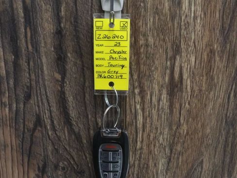 Used 2023 Chrysler Pacifica Touring-L FWD image 30