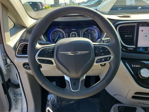 Used 2024 Chrysler Pacifica Touring-L image 21