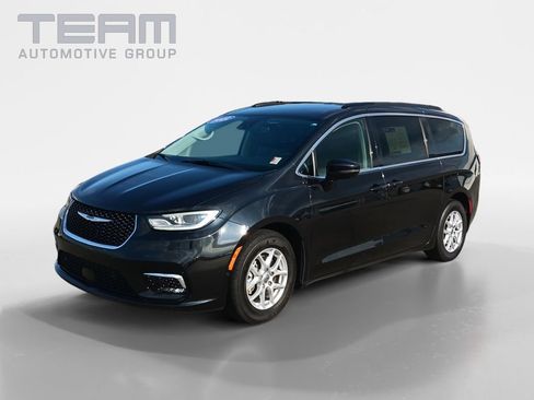 Used 2022 Chrysler Pacifica Touring-L w/ Uconnect Theater Family Group FWD image 3