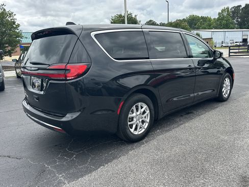 Used 2024 Chrysler Pacifica Touring-L FWD image 8