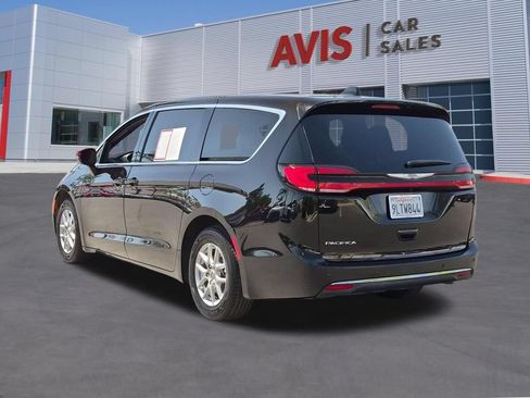 Used 2025 Chrysler Pacifica Select FWD image 9