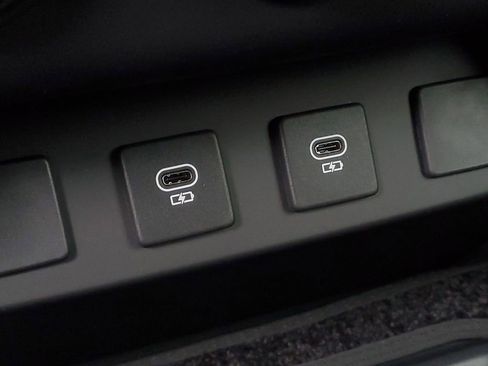 Certified 2025 Land Rover Defender 130 X-Dynamic SE AWD/4WD image 39