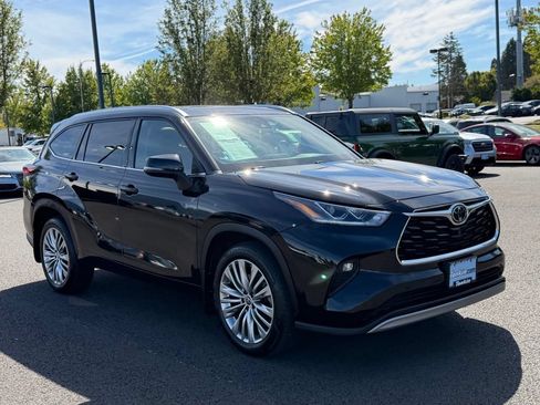 Used 2022 Toyota Highlander Platinum AWD/4WD image 2